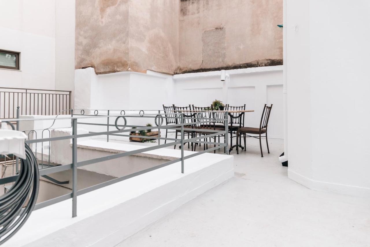 Monastiraki-Psiri, Old Town, 3-Bdr Apt, Sleep 6-10P, Spacious Court Yard เอเธนส์ ภายนอก รูปภาพ