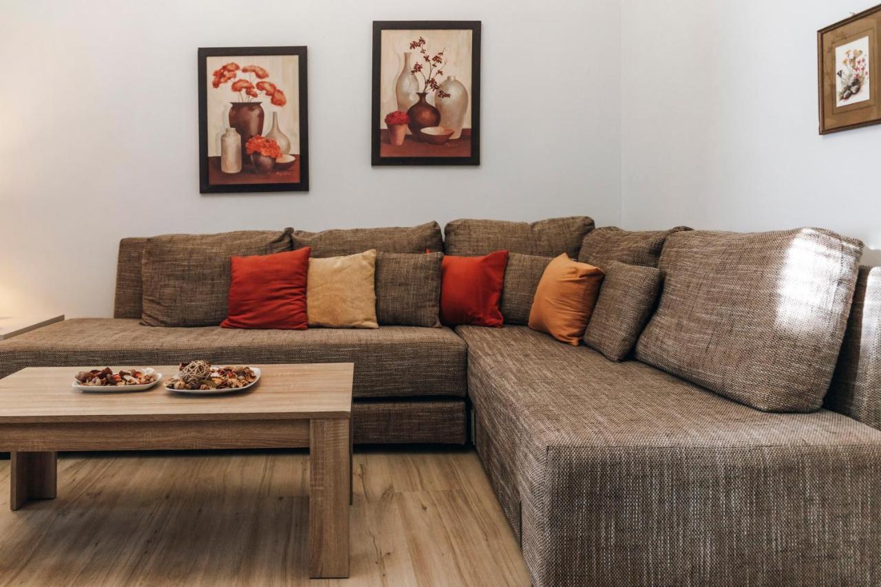 Monastiraki-Psiri, Old Town, 3-Bdr Apt, Sleep 6-10P, Spacious Court Yard เอเธนส์ ภายนอก รูปภาพ