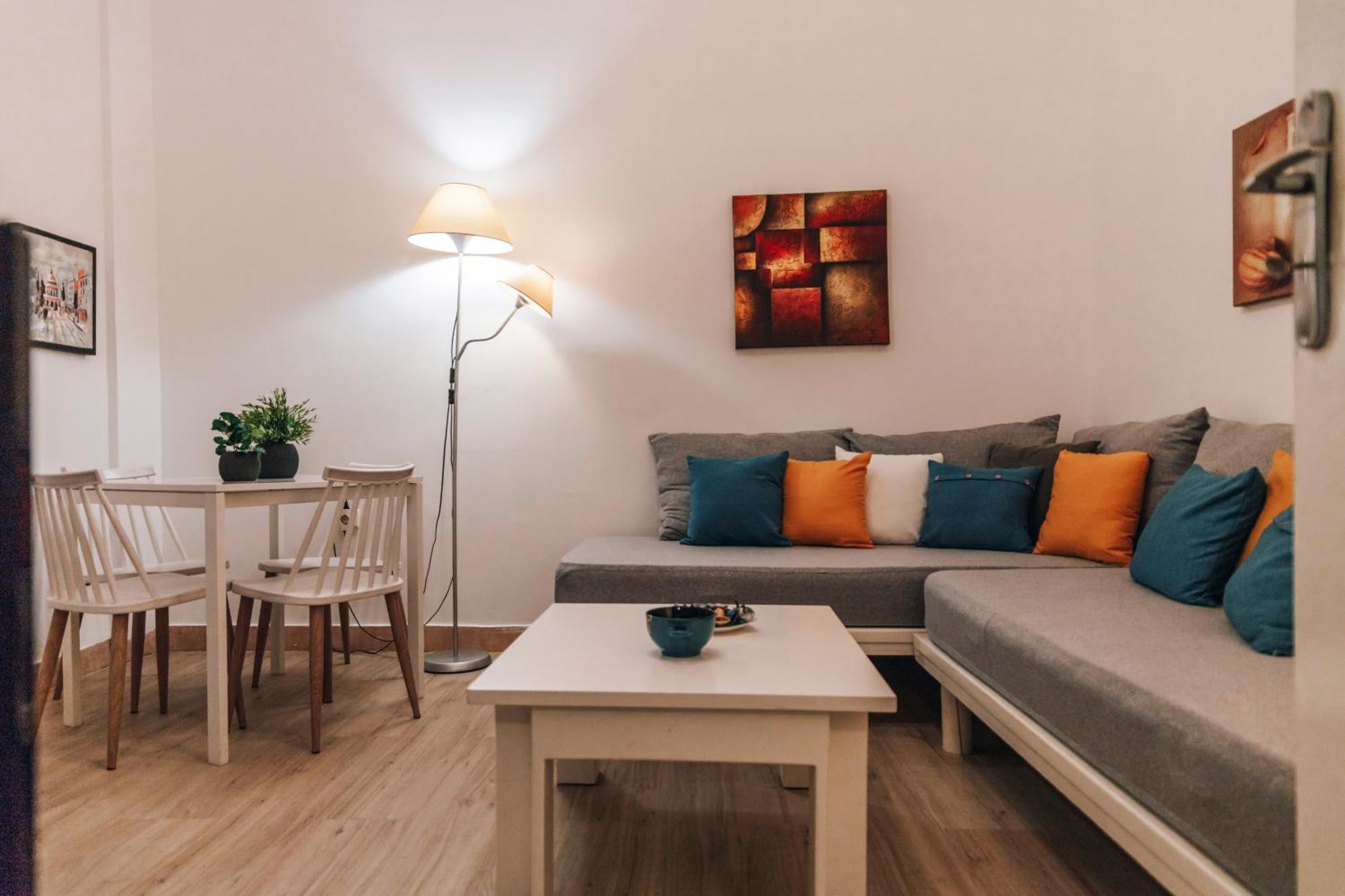 Monastiraki-Psiri, Old Town, 3-Bdr Apt, Sleep 6-10P, Spacious Court Yard เอเธนส์ ภายนอก รูปภาพ